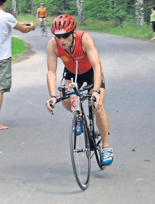 Eine Teildisziplin des Triathlons: Raimund Kupka auf dem Fahrrad. Eine Teildisziplin des Triathlons: Raimund Kupka auf dem Fahrrad.