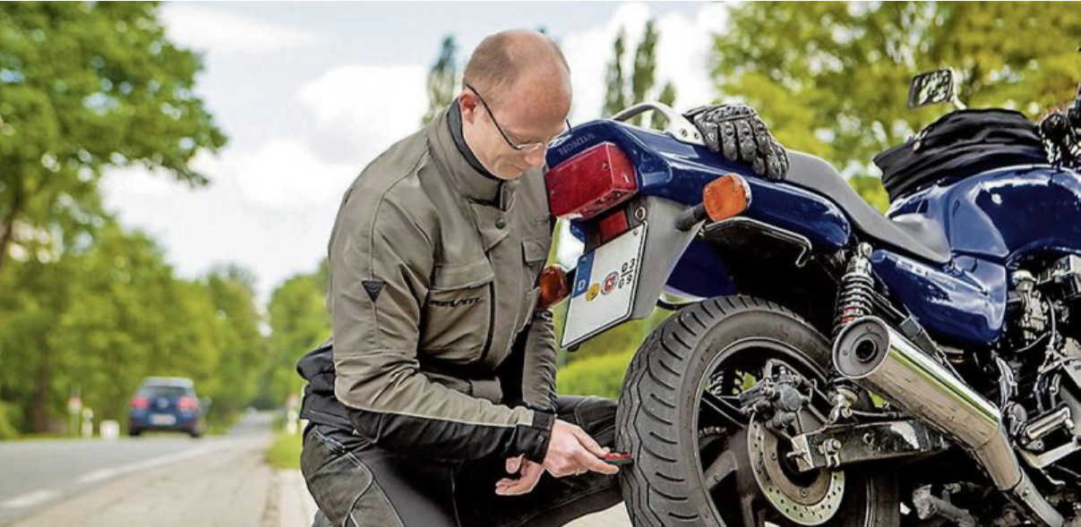 Gerade zum Start in die neue Saison sollten alle Funktionen des Bikes gründlich überprüft werden. Bild: djd/MotorradreifenDirekt.de Gerade zum Start in die neue Saison sollten alle Funktionen des Bikes gründlich überprüft werden. Bild: djd/MotorradreifenDirekt.de