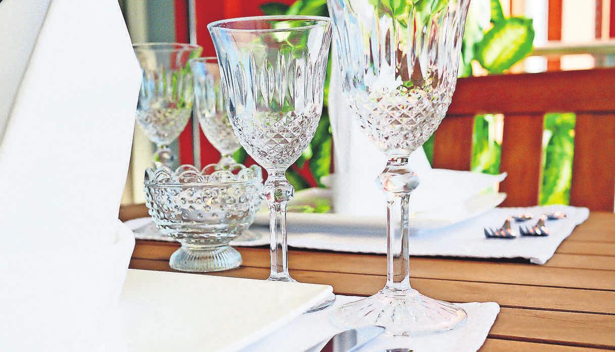Ein Tisch gehört auf den Balkon, um Mahlzeiten dort genießen zu können. Foto: Pixabay Ein Tisch gehört auf den Balkon, um Mahlzeiten dort genießen zu können. Foto: Pixabay
