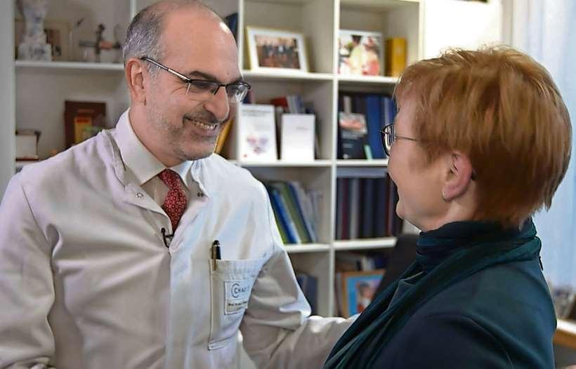 Geheilt ist noch nicht gesund. Jalid Sehouli, hier im Gespräch mit einer Patientin, ist Direktor der Klinik für Gynäkologie der Charité am Virchow-Klinikum und leitet dort das gynäkologische Tumorzentrum.