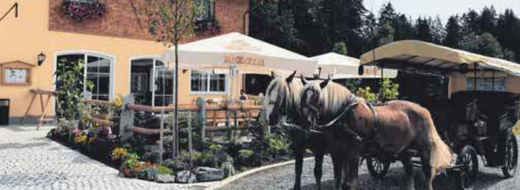 Im Sommer führen viele Wanderwege und im Winter eine Langlaufloipe zum Hofgut Ratzenberg. Im Sommer führen viele Wanderwege und im Winter eine Langlaufloipe zum Hofgut Ratzenberg.
