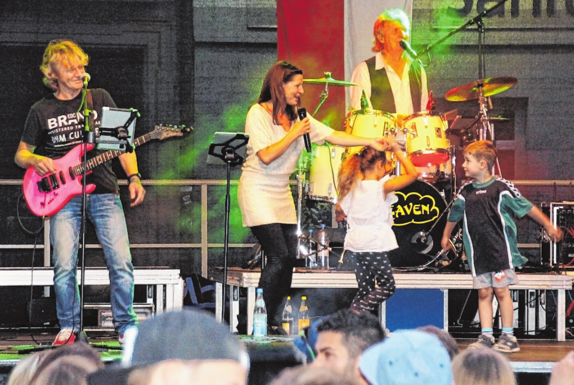 Der Nachwuchs darf auch mal ran bei „Heaven“. Die Formation ist am Montagabend auf der großen Bühne beim Marktplatz-Weinfest in Gerolzhofen. FOTO: NORBERT VOLLMANN Der Nachwuchs darf auch mal ran bei „Heaven“. Die Formation ist am Montagabend auf der großen Bühne beim Marktplatz-Weinfest in Gerolzhofen. FOTO: NORBERT VOLLMANN