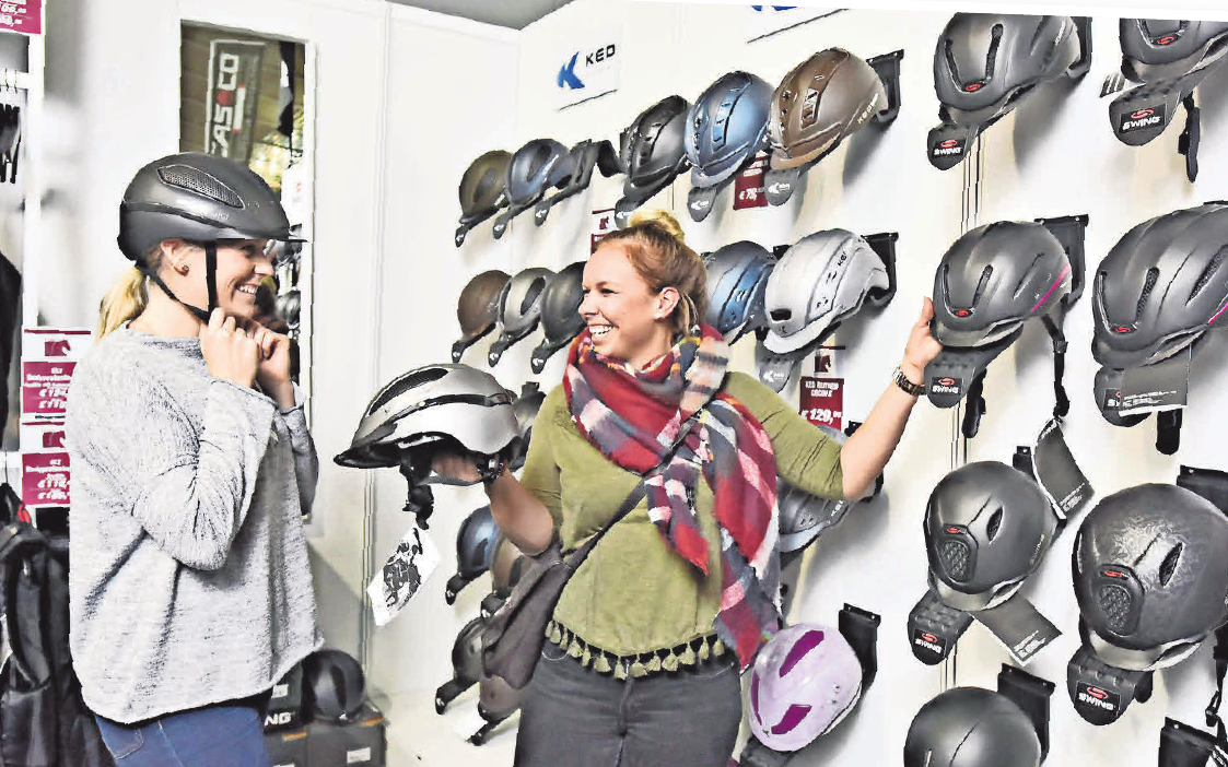 In acht Hallen und auf einer großen Freifläche gibt es ein umfangreiches Angebot zu den Themen Pferdesport, Jagen, Schieß- und Angelsport. In acht Hallen und auf einer großen Freifläche gibt es ein umfangreiches Angebot zu den Themen Pferdesport, Jagen, Schieß- und Angelsport.