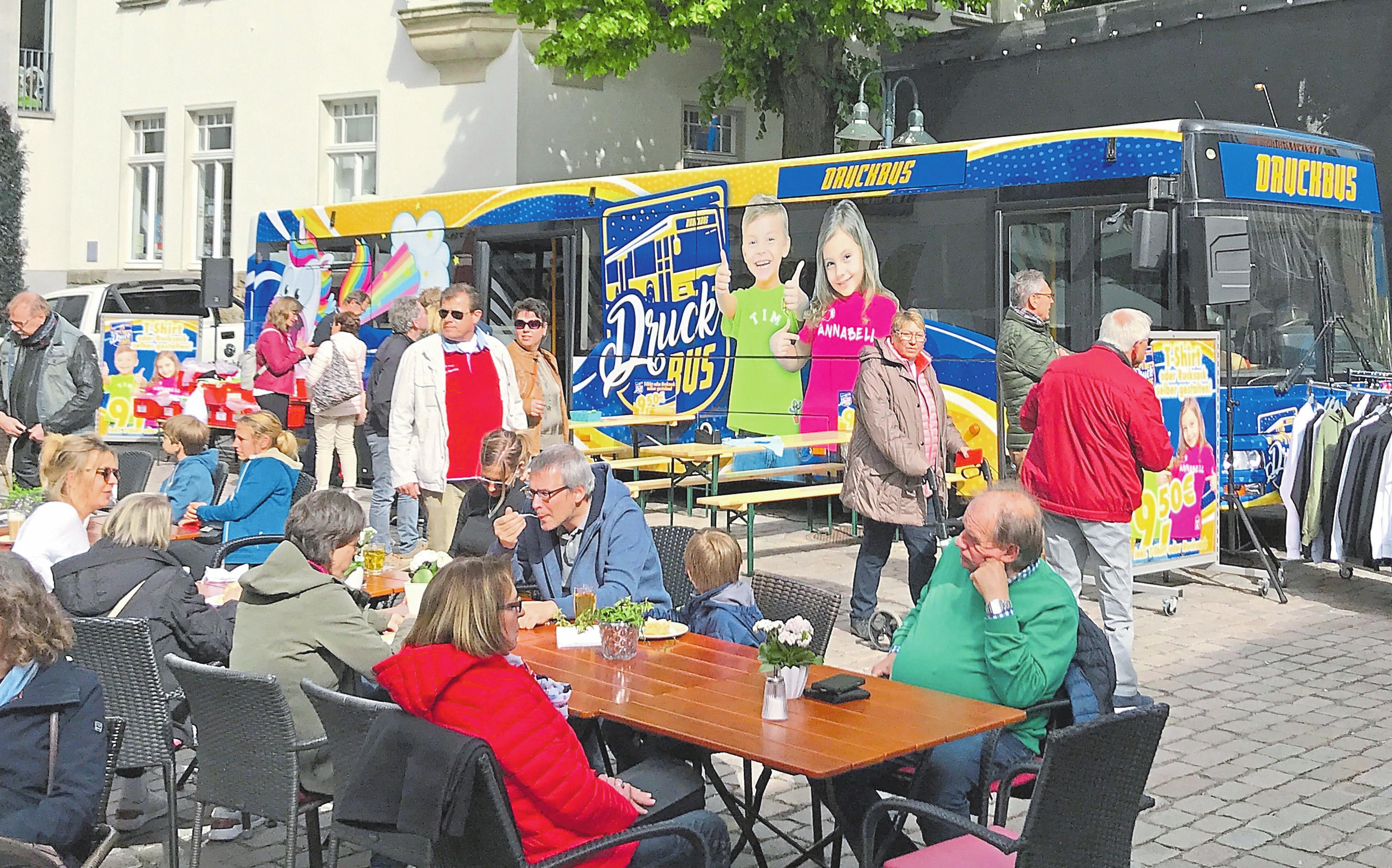 Im Druckbus auf dem Kirchplatz lassen sich vor Ort persönliche Shirts oder Rucksäcke mit Namen oder coolen Motiven bedrucken, die direkt mitgenommen werden können. Foto:privat Im Druckbus auf dem Kirchplatz lassen sich vor Ort persönliche Shirts oder Rucksäcke mit Namen oder coolen Motiven bedrucken, die direkt mitgenommen werden können. Foto:privat
