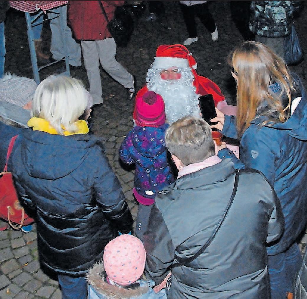 Wird am Samstag und Sonntag noch mal in Neuhofen erwartet: der Nikolaus mit kleinen Geschenken. FOTO: NEUMANN Wird am Samstag und Sonntag noch mal in Neuhofen erwartet: der Nikolaus mit kleinen Geschenken. FOTO: NEUMANN