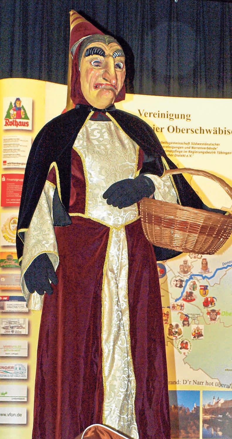 Das Burrenweible ist die Hauptfigur der Einharter Fasnet. In der Maske kommt der Geiz der Burgfrau besonders durch das spitze Kinn und die lange Nase, zum Ausdruck. FOTOS: DORNER/ZUNFT Das Burrenweible ist die Hauptfigur der Einharter Fasnet. In der Maske kommt der Geiz der Burgfrau besonders durch das spitze Kinn und die lange Nase, zum Ausdruck. FOTOS: DORNER/ZUNFT