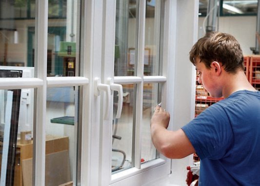 Das Glaserhandwerk ist extrem vielseitig: Der Umgang mit unterschiedlichen Materialien wie Holz, Kunststoff, Alu, Metall und natürlich Glas bringt Abwechslung in den Berufsalltag. Das Glaserhandwerk ist extrem vielseitig: Der Umgang mit unterschiedlichen Materialien wie Holz, Kunststoff, Alu, Metall und natürlich Glas bringt Abwechslung in den Berufsalltag.