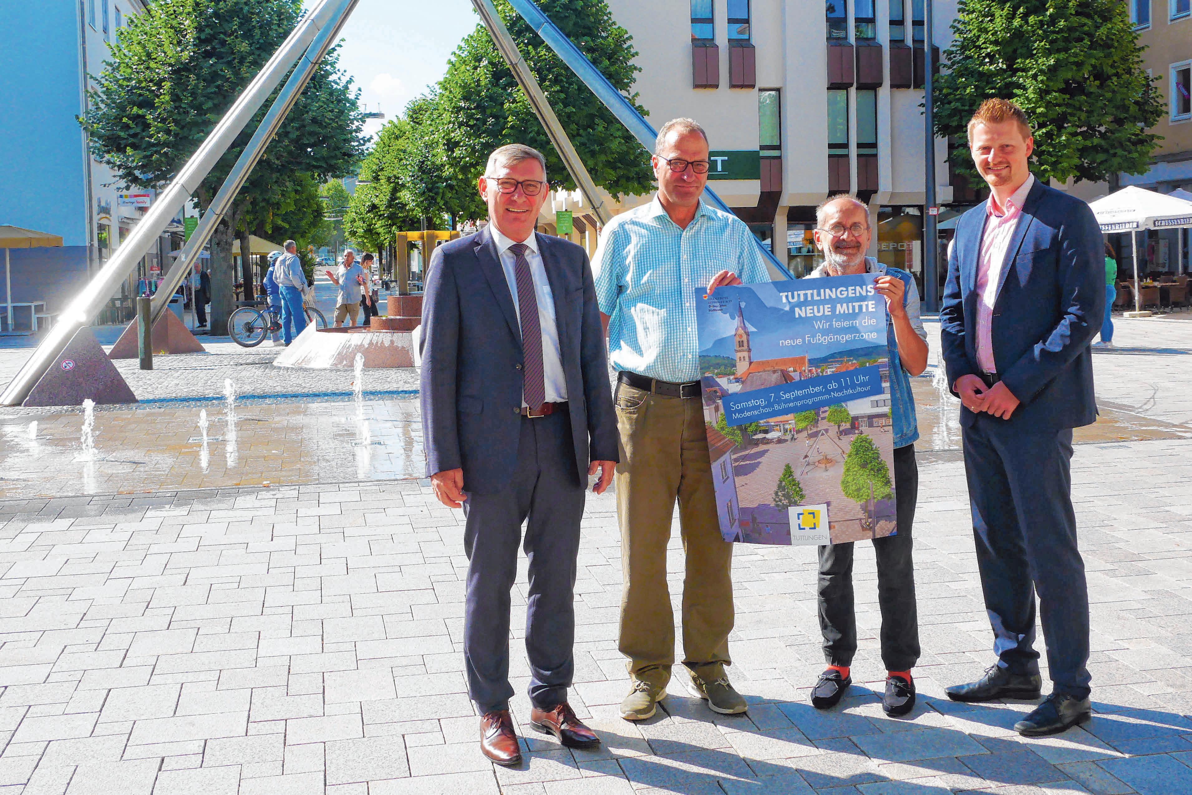 Zufrieden mit der sanierten Fußgängerzone: OB Michael Beck, Projektleiter Christoph Dreher, Organisator Christof „Stiefel“ Manz und Wirtschaftsförderer Simon Gröger Zufrieden mit der sanierten Fußgängerzone: OB Michael Beck, Projektleiter Christoph Dreher, Organisator Christof „Stiefel“ Manz und Wirtschaftsförderer Simon Gröger
