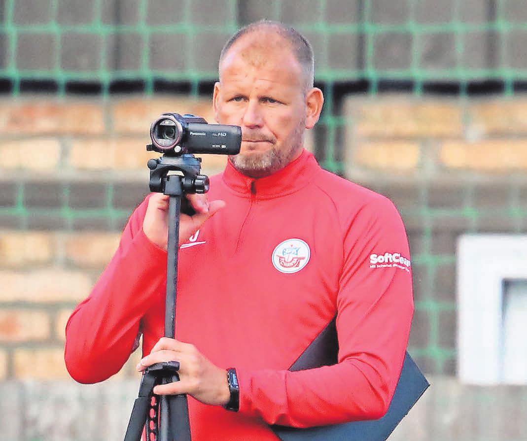 Alle und alles im Blick: Hansas Co-Trainer Uwe Ehlers betätigt sich beim Testspiel gegen die LSG Elmenhorst (16:0) als Kameramann. Chefcoach Jens Härtel analysiert zu Vergleichszwecken gern mit der Auswertung von Videosequenzen. Alle und alles im Blick: Hansas Co-Trainer Uwe Ehlers betätigt sich beim Testspiel gegen die LSG Elmenhorst (16:0) als Kameramann. Chefcoach Jens Härtel analysiert zu Vergleichszwecken gern mit der Auswertung von Videosequenzen.