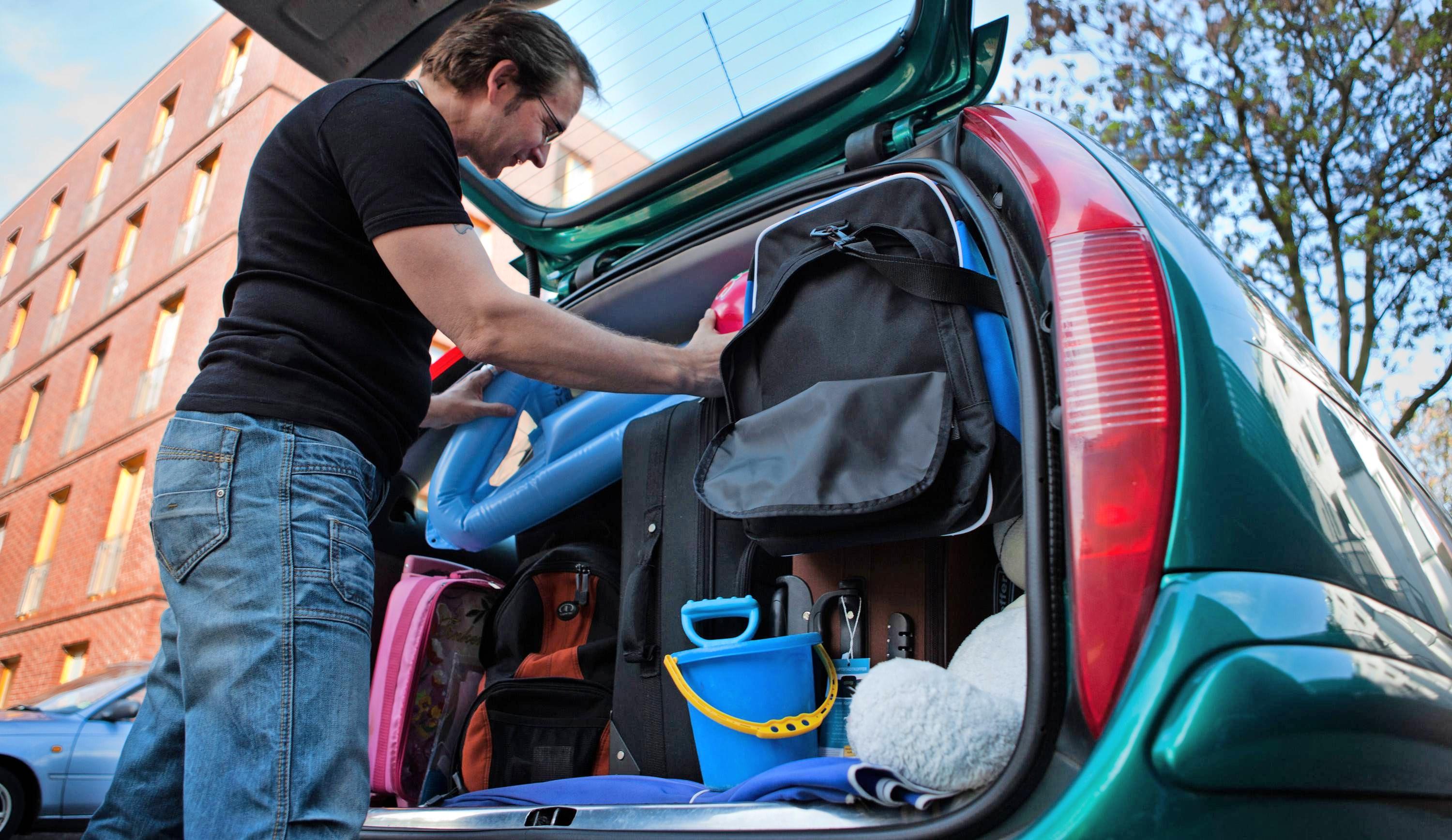 Geschafft, passgenau bepackt: Das aber ist nur ein schlechter Teilerfolg, wenn die Sicherheit dabei auf der Strecke bleibt. Die Sicht nach hinten muss auch auf der Urlaubsreise gewährleistet sein. Foto: dpa Geschafft, passgenau bepackt: Das aber ist nur ein schlechter Teilerfolg, wenn die Sicherheit dabei auf der Strecke bleibt. Die Sicht nach hinten muss auch auf der Urlaubsreise gewährleistet sein. Foto: dpa