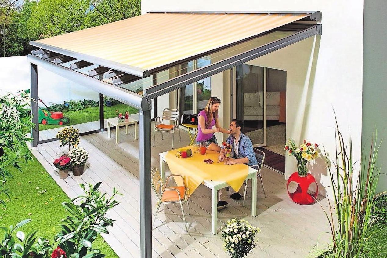 Den besten Hitzeschutz bieten außen liegende Textilmarkisen. Aufdachsysteme fangen die Sonnenstrahlen schon ab, bevor sie das Glasdach durchdringen können. Fotos: djd/LM Den besten Hitzeschutz bieten außen liegende Textilmarkisen. Aufdachsysteme fangen die Sonnenstrahlen schon ab, bevor sie das Glasdach durchdringen können. Fotos: djd/LM