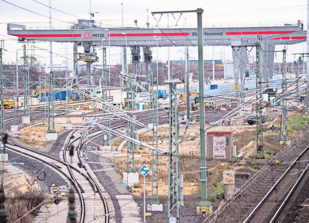 Auf Ahltener Gebiet steht eine Megahub-Anlage der Bahn Auf Ahltener Gebiet steht eine Megahub-Anlage der Bahn