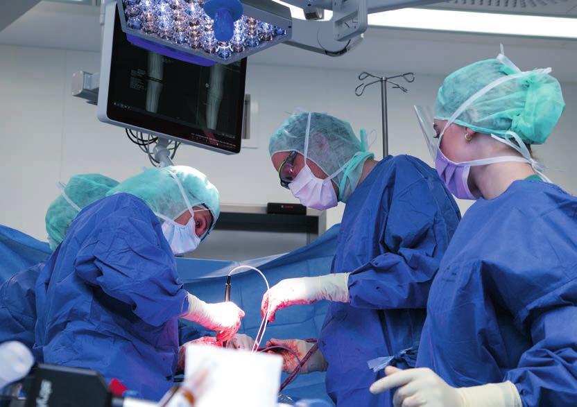 Das CORI System kommt während einer Kniegelenkersatz-Operation mit Dr. Bohlen und Dr. Radelhof zum Einsatz.
