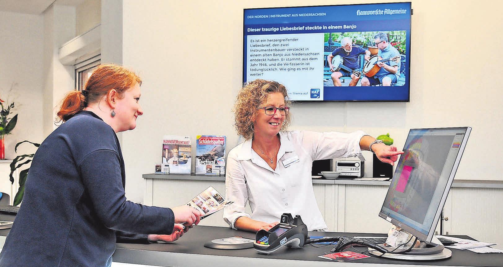 Servicemitarbeiterin Bianca Böning berät Kunden gern über Dienstleistungen und Produkte wie die Startpakete der Madsack Mediengruppe mit Tablet-PC, Datenflatrate, Apps und E-Paper-Zugängen. Servicemitarbeiterin Bianca Böning berät Kunden gern über Dienstleistungen und Produkte wie die Startpakete der Madsack Mediengruppe mit Tablet-PC, Datenflatrate, Apps und E-Paper-Zugängen.