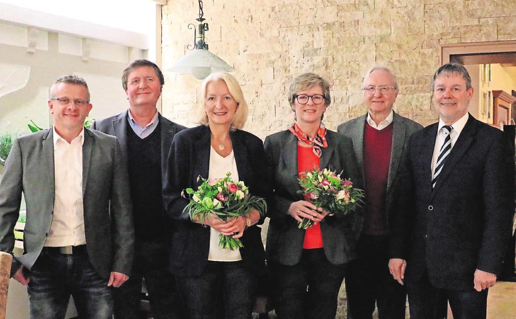 Gratulation zum gelungenen Neubau (von links): Markus Franz (Frankenwald Tourismus), Bürgermeister Hans-Peter Laschka, die Inhaberinnen Claudia Bethke und ihre Schwester Kerstin Bär, Altlandrat Dr. Heinz Köhler und Gerhard Wunder (stellvertretender Landrat Kronach). Fotos: A. Herzog Gratulation zum gelungenen Neubau (von links): Markus Franz (Frankenwald Tourismus), Bürgermeister Hans-Peter Laschka, die Inhaberinnen Claudia Bethke und ihre Schwester Kerstin Bär, Altlandrat Dr. Heinz Köhler und Gerhard Wunder (stellvertretender Landrat Kronach). Fotos: A. Herzog