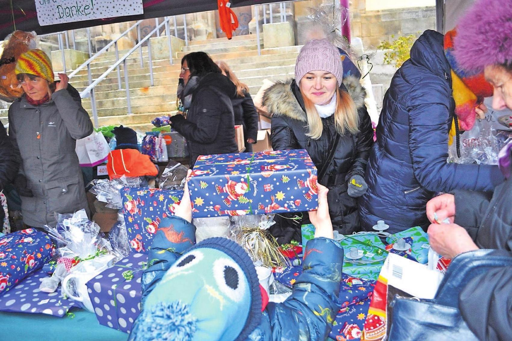 Der Kindergarten St. Michael verpackt die Tombola-Preise liebevoll in Geschenkpapier. Der Kindergarten St. Michael verpackt die Tombola-Preise liebevoll in Geschenkpapier.