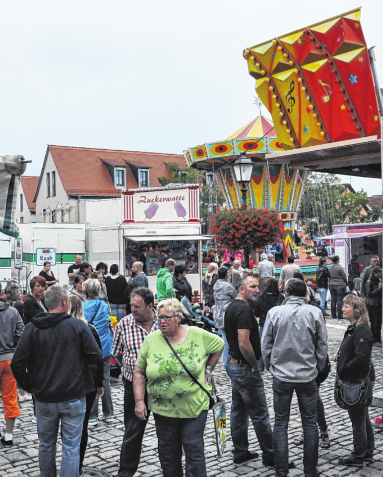Gut besuchter Marktplatz anlässlich der Hofheimer Kirchweih im Jahr 2016. FOTO: MARTIN SCHWEIGER Gut besuchter Marktplatz anlässlich der Hofheimer Kirchweih im Jahr 2016. FOTO: MARTIN SCHWEIGER