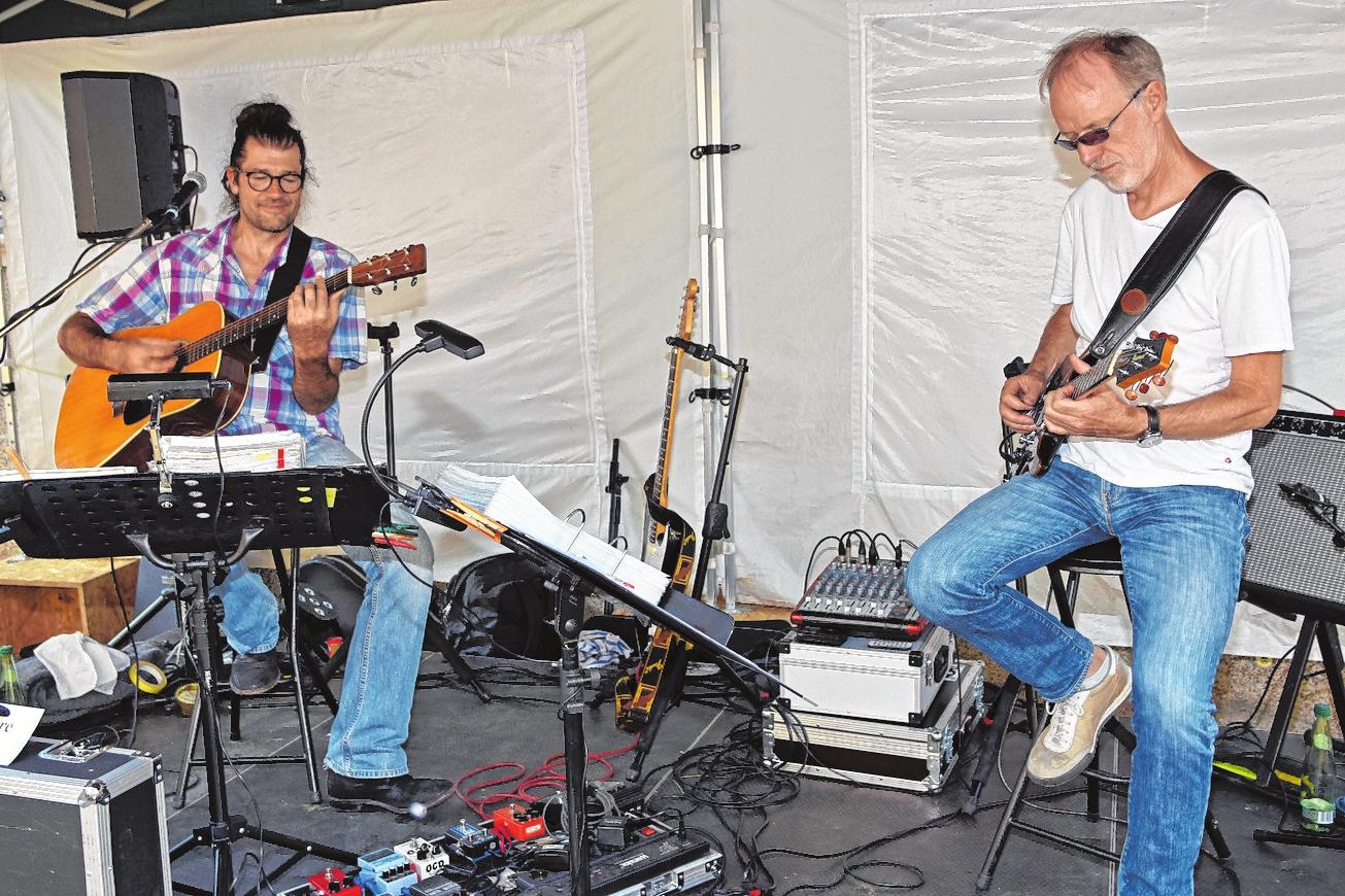 Auf der Bühne in der Schlesinger Straße tritt die Band „Double Feature“ auf. Dahinter verstecken sich filigrane, jazzige aber auch zupackende Rock-Sounds von Gitarrist Norbert Schramm (rechts) sowie die gefühlvolle Stimme und raue, bluesige Gitarre von Ruppert Aumüller. FOTO: ULRIKE LANGER Auf der Bühne in der Schlesinger Straße tritt die Band „Double Feature“ auf. Dahinter verstecken sich filigrane, jazzige aber auch zupackende Rock-Sounds von Gitarrist Norbert Schramm (rechts) sowie die gefühlvolle Stimme und raue, bluesige Gitarre von Ruppert Aumüller. FOTO: ULRIKE LANGER
