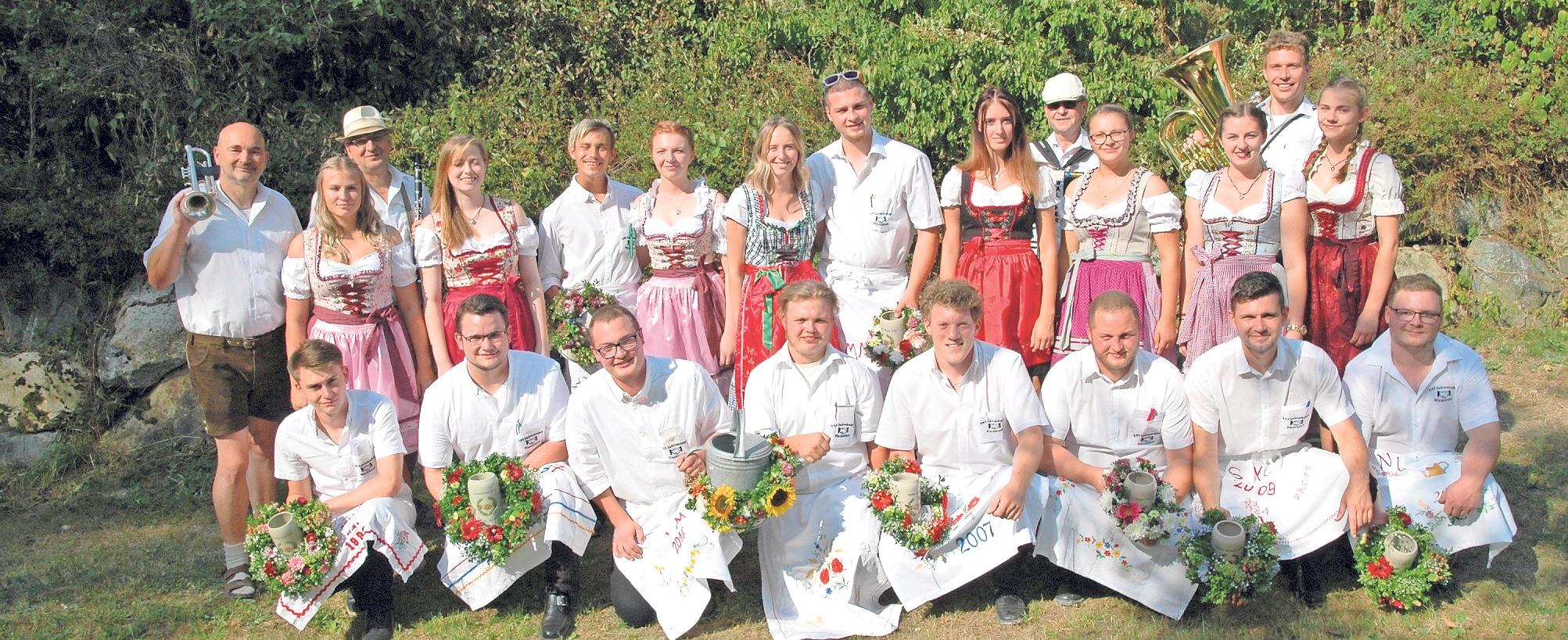Die Glashüttener Kerwaburschen und ihre Madla laden wieder zur fünftägigen Kerwa im Festzelt vor dem Sportheim ein. Fotos: Dieter Jenß Die Glashüttener Kerwaburschen und ihre Madla laden wieder zur fünftägigen Kerwa im Festzelt vor dem Sportheim ein. Fotos: Dieter Jenß
