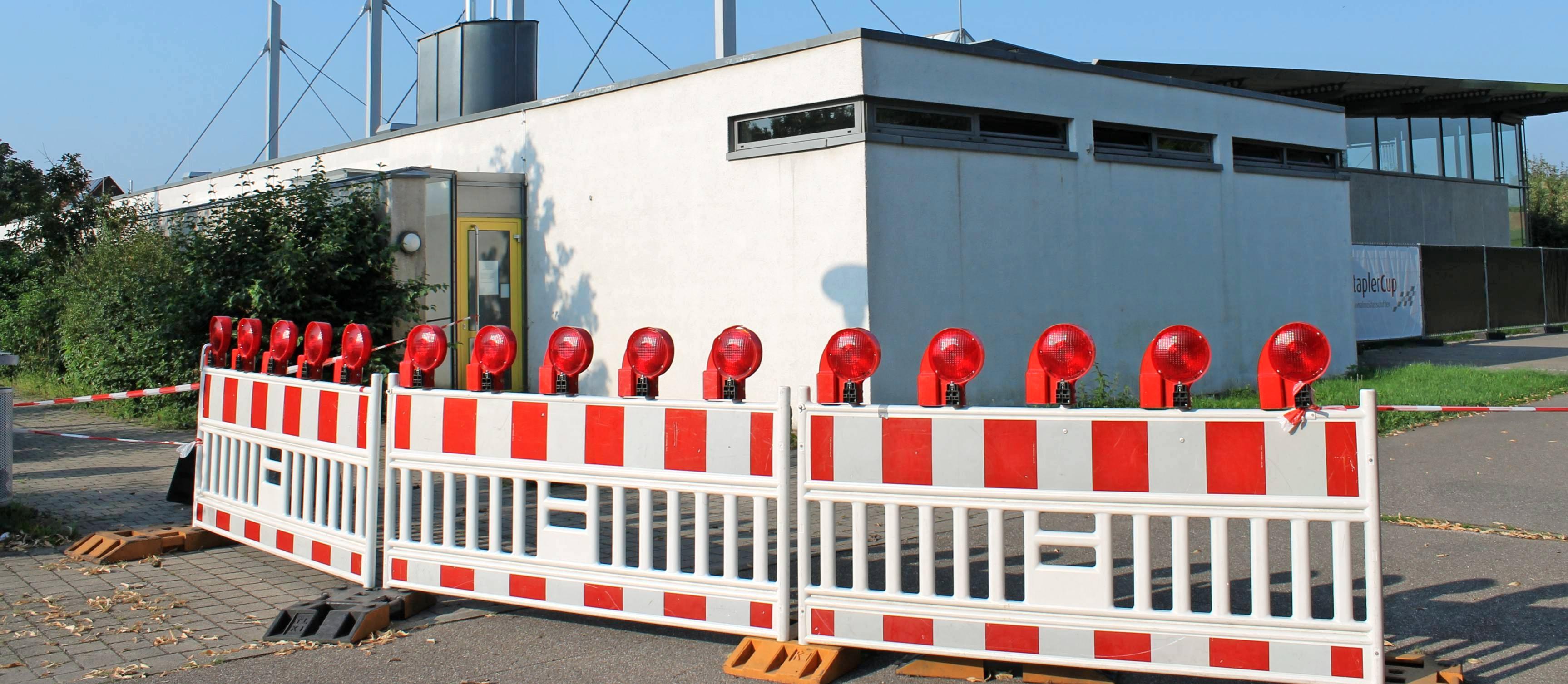 Nach ersten Begutachtungen durch einen Statiker und Fachfirmen hat das Tragwerk des Daches keinen Schaden genommen. Damit ist die Halle aus heutiger Sicht sanierungsfähig. Nach ersten Begutachtungen durch einen Statiker und Fachfirmen hat das Tragwerk des Daches keinen Schaden genommen. Damit ist die Halle aus heutiger Sicht sanierungsfähig.
