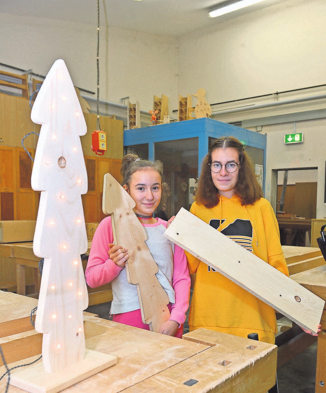 Die Holzwerkstatt wird auch von Schülern besucht. Jasmin und Laura arbeiten am „Projekt“ Weihnachtsbaum. FOTOS: MAH Die Holzwerkstatt wird auch von Schülern besucht. Jasmin und Laura arbeiten am „Projekt“ Weihnachtsbaum. FOTOS: MAH