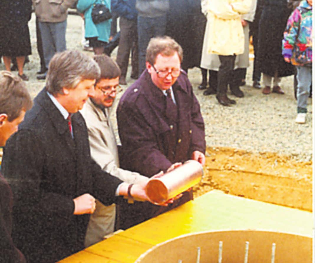 GRUNDSTEINLEGUNG für das Riff 1994: Sachsens Wirtschaftsminister Kajo Schommer (CDU), Architekt Erich Heidingsfelder, Bürgermeister Josef Eisenmann (CDU), von links. Foto: Johannes Tschech-Löffler GRUNDSTEINLEGUNG für das Riff 1994: Sachsens Wirtschaftsminister Kajo Schommer (CDU), Architekt Erich Heidingsfelder, Bürgermeister Josef Eisenmann (CDU), von links. Foto: Johannes Tschech-Löffler