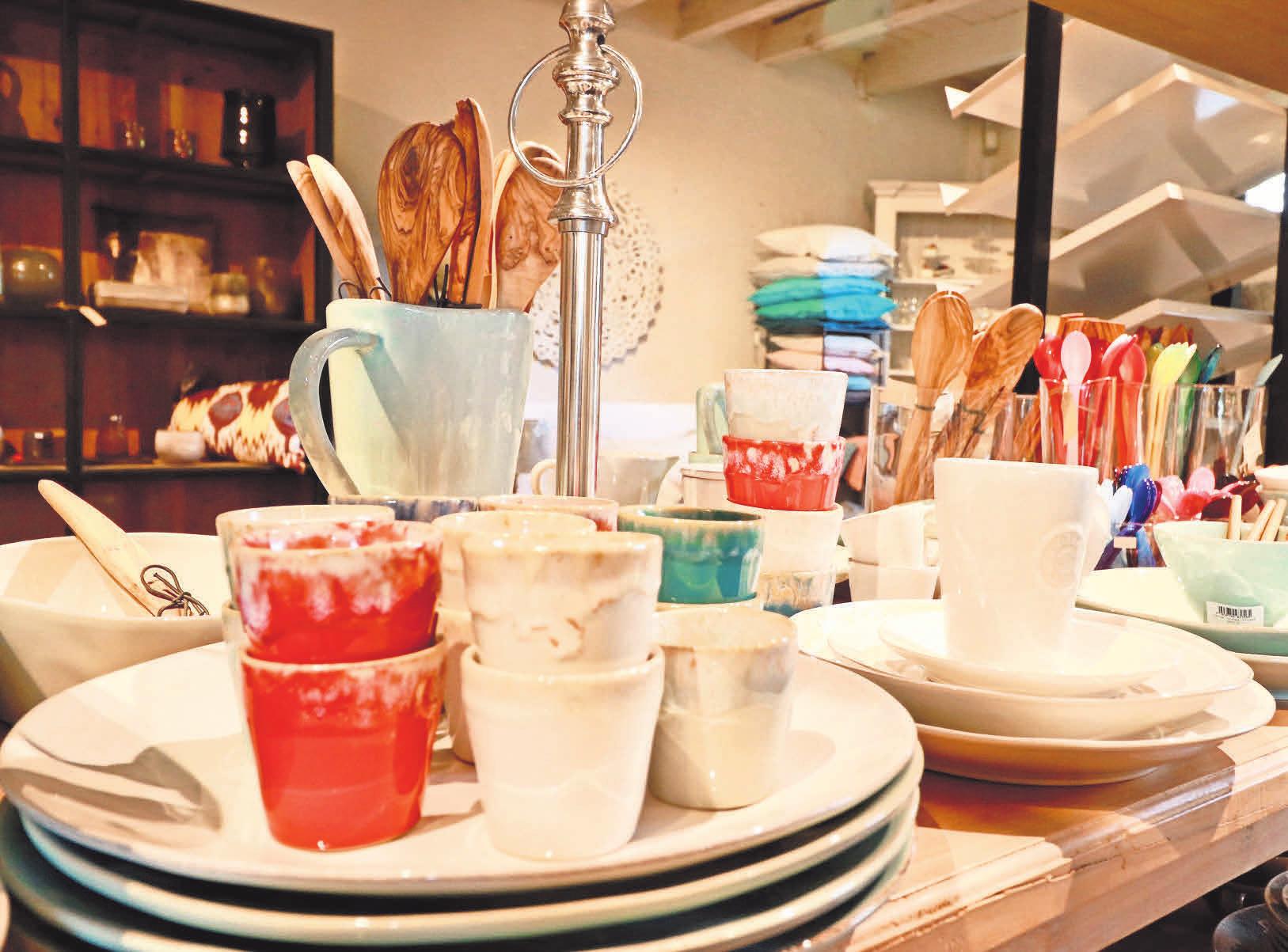 Mit einem schön gedeckten Tisch geht der Tag gut los und klingt gemütlich aus. Die passenden Accessoires von der Vase über das Geschirr bis hin zu feinem Leinen gibt es bei Home & Garden. Mit einem schön gedeckten Tisch geht der Tag gut los und klingt gemütlich aus. Die passenden Accessoires von der Vase über das Geschirr bis hin zu feinem Leinen gibt es bei Home & Garden.