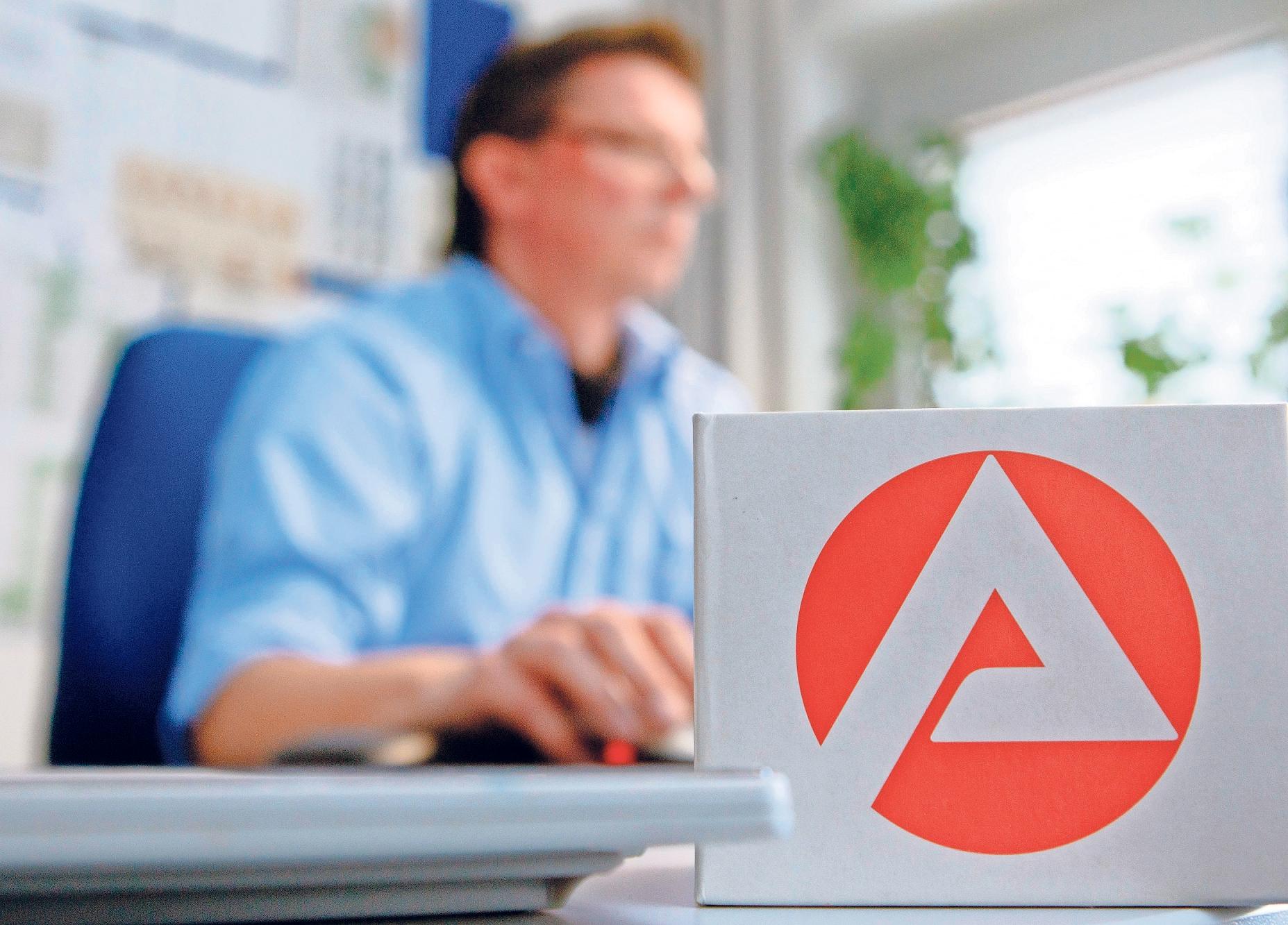 Eine Umschulung sollte genau geplant sein: Dazu vereinbaren Interessierte am besten einen Beratungstermin in der Agentur für Arbeit. Foto: Markus Scholz/dpa-tmn Eine Umschulung sollte genau geplant sein: Dazu vereinbaren Interessierte am besten einen Beratungstermin in der Agentur für Arbeit. Foto: Markus Scholz/dpa-tmn