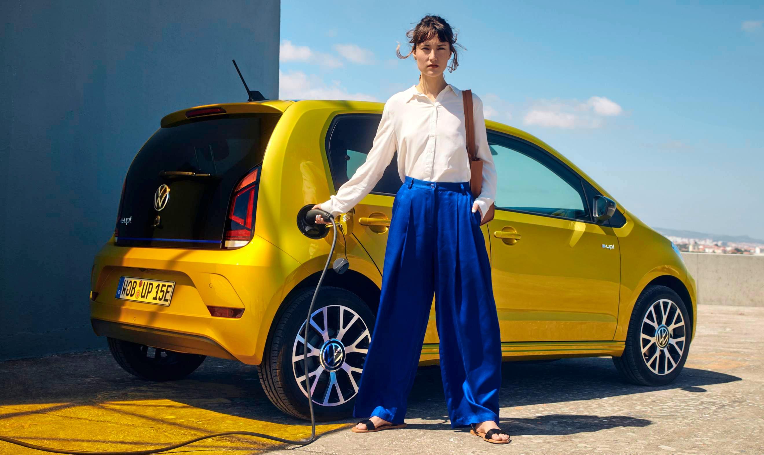 VW hat den kleinen E-Up überarbeitet. Neue Batteriezellen mit deutlich höherer Energiedichte ermöglichen künftig eine größere Reichweite von nun bis zu 260 Kilometern. Die Preise starten ab 21975 Euro. VW hat den kleinen E-Up überarbeitet. Neue Batteriezellen mit deutlich höherer Energiedichte ermöglichen künftig eine größere Reichweite von nun bis zu 260 Kilometern. Die Preise starten ab 21975 Euro.