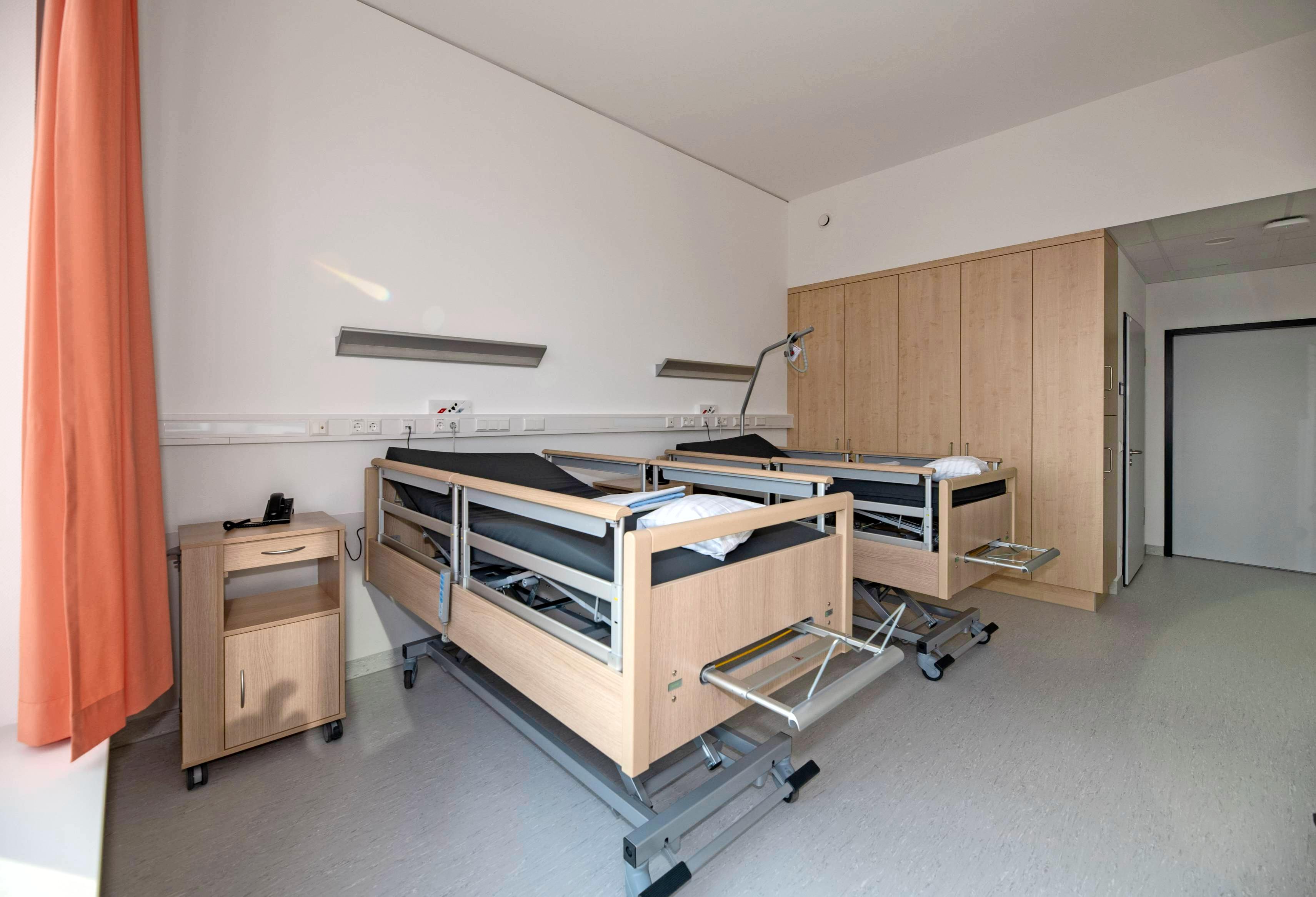 Die Zweibettzimmer der Geriatrischen Rehaklinik wirken hell und freundlich. Jeder Raum hat ein eigenes Duschbad. Die Zweibettzimmer der Geriatrischen Rehaklinik wirken hell und freundlich. Jeder Raum hat ein eigenes Duschbad.