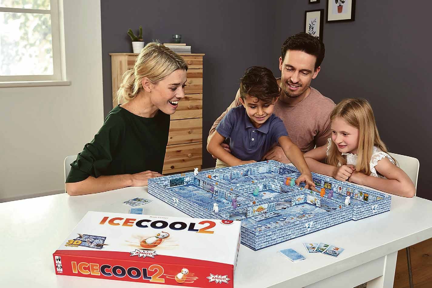 Große und kleine Spieler schnippen ihre Pinguinfiguren mit geschickten Fingern durch den 3-D-Spielplan. Foto: djd/Amigo Spiele Große und kleine Spieler schnippen ihre Pinguinfiguren mit geschickten Fingern durch den 3-D-Spielplan. Foto: djd/Amigo Spiele