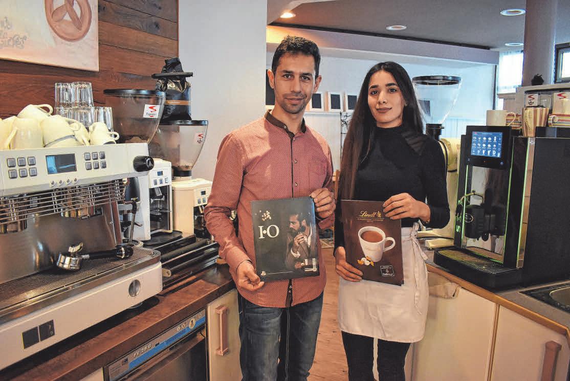 Das Ehepaar Vatanpoor an den Kaffeemaschinen samt Kaffeemarke. Sie freuen sich auf die baldige Eröffnung. 
