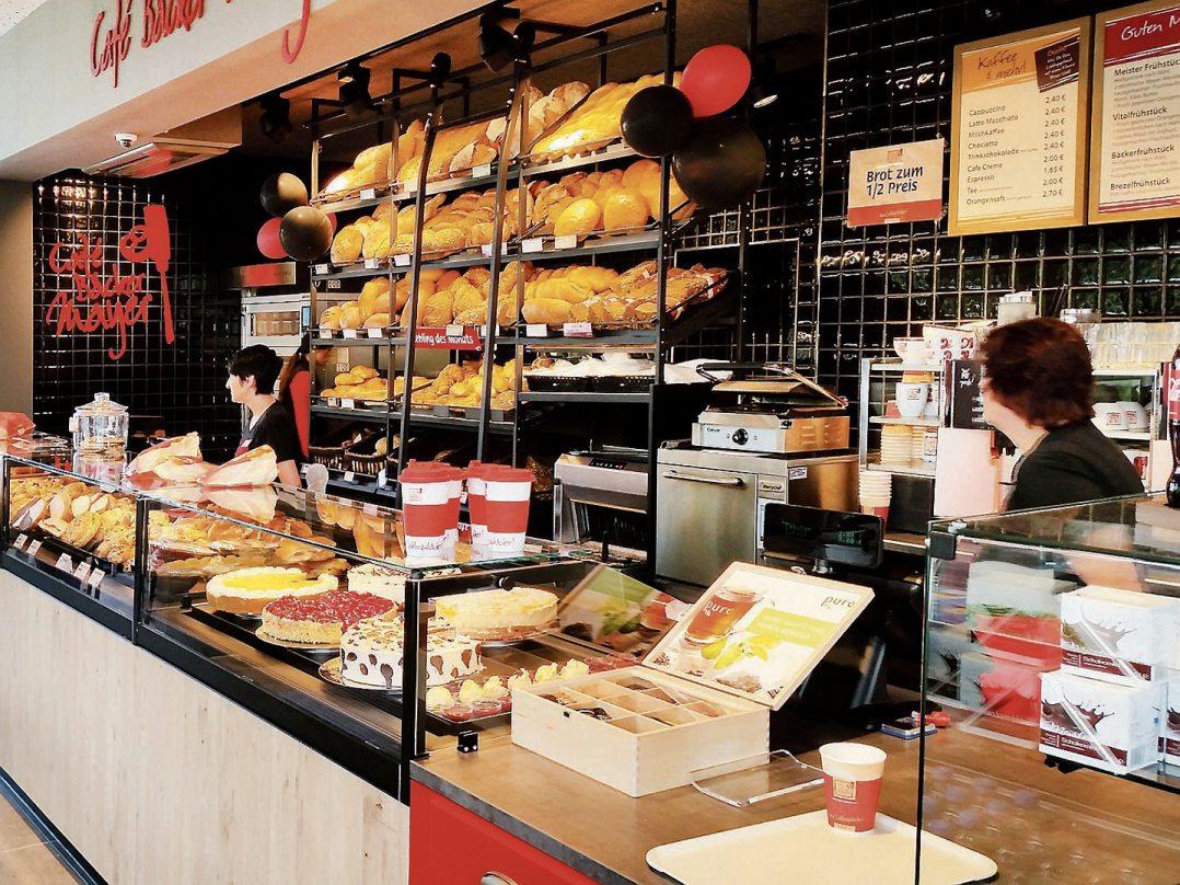 Von morgens fünf Uhr bis Ladenschluss sind von heute an alle Kaffeeliebhaber, Frühstücksfans, Pizza- und Brezelhungrige und alle diejenigen, die Gemütlichkeit schätzen, eingeladen, das neue Café von Café Bäcker Mayer in der Tübinger Hartmeyerstraße auf der Tübinger Wanne zu testen. Zur Eröffnung gibt es heute, Donnerstag, 14., und morgen, Freitag, 15. März, 50 Prozent Eröffnungsrabatt auf alle hausgemachten Waren. Bilder: Café Bäcker Mayer