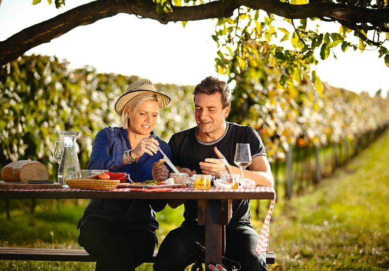 Eine Brettljause im Weingarten ist der Höhepunkt eines jeden Ausflugs in die heimischen Weinregionen. Foto: Retzer Land/Astrid Bartl