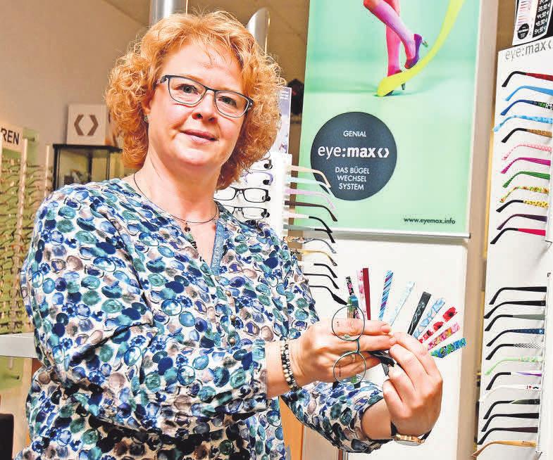 Augenoptikerin Wibke Grove zeigt die Wechselbügel der Marke eye:max. Die komplette Kollektion ist vom 23. bis zum 25. September im Geschäft zu sehen. Augenoptikerin Wibke Grove zeigt die Wechselbügel der Marke eye:max. Die komplette Kollektion ist vom 23. bis zum 25. September im Geschäft zu sehen.