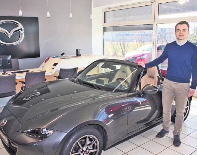 Juniorverkaufsberater Daniel Fischer ist einer der Ansprechpartner für Neu- und Gebrauchtwagen im Autohaus Rohde. Foto: wb Juniorverkaufsberater Daniel Fischer ist einer der Ansprechpartner für Neu- und Gebrauchtwagen im Autohaus Rohde. Foto: wb