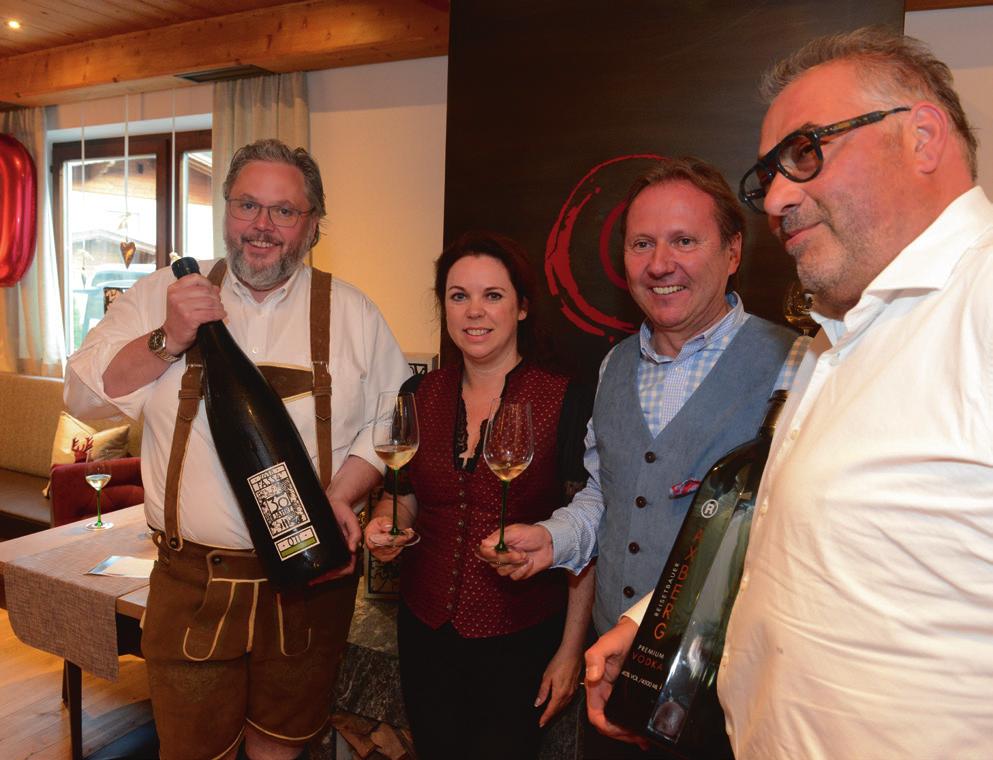 Die Highlights zur Küchenparty – Winzer Bernhard Ott (li.) und Hans Reisetbauer von Qualitätsbrand Reisetbauer (re.) mit Sepp Greil und Karina. Die Highlights zur Küchenparty – Winzer Bernhard Ott (li.) und Hans Reisetbauer von Qualitätsbrand Reisetbauer (re.) mit Sepp Greil und Karina.