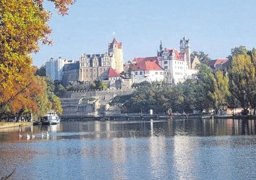 Im Salzlandkreis eröffnen sich an vielen verschiedenen Orten wunderschöne Panoramablicke in die Region – wie hier in einem Foto von Elisabeth Pfannenstill aus dem Jahr 2017 zu sehen, der Blick auf das Bernburger Schloss im Herbst. FOTO: ELISABETH PFANNENSTILL Im Salzlandkreis eröffnen sich an vielen verschiedenen Orten wunderschöne Panoramablicke in die Region – wie hier in einem Foto von Elisabeth Pfannenstill aus dem Jahr 2017 zu sehen, der Blick auf das Bernburger Schloss im Herbst. FOTO: ELISABETH PFANNENSTILL