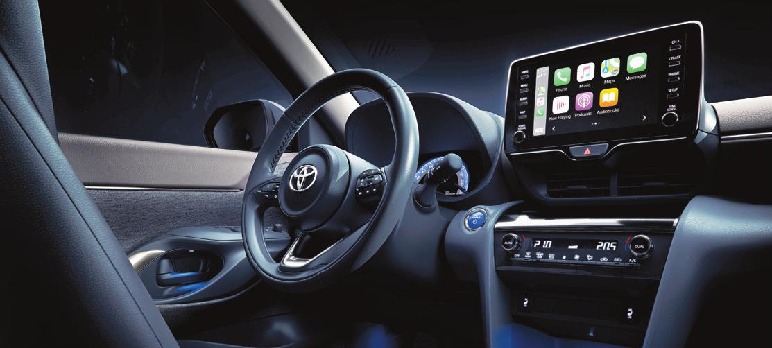 Aufgeräumter Arbeitsplatz mit grossem Infotainment-Touchscreen sowie Dreispeichenlenkrad. Bilder: Toyota Aufgeräumter Arbeitsplatz mit grossem Infotainment-Touchscreen sowie Dreispeichenlenkrad. Bilder: Toyota