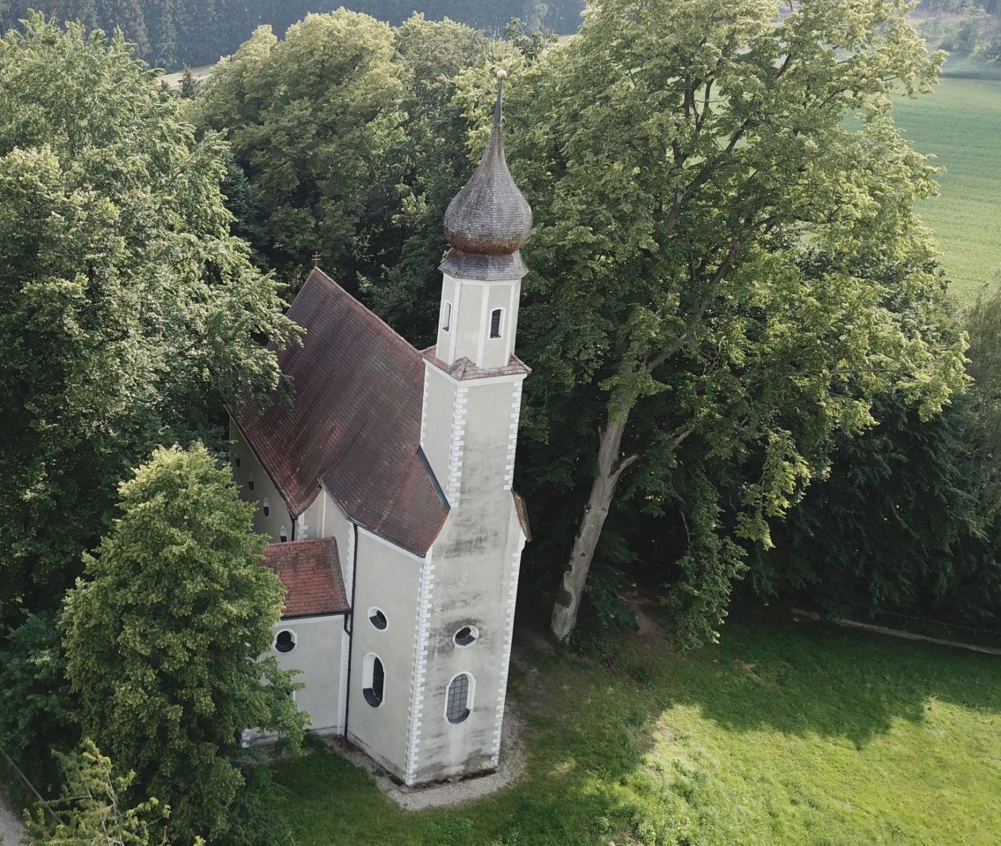 Zahlreiche Sehenswürdigkeiten laden zum Verweilen bei Wanderungen und Radtouren ein. Einheimische und Zugezogene schätzen nicht nur die Lage des Ortes, sondern auch das gut funktionierende Gemeindeleben. Fotos: Simone Diaw, Gemeinde Ilmmünster Zahlreiche Sehenswürdigkeiten laden zum Verweilen bei Wanderungen und Radtouren ein. Einheimische und Zugezogene schätzen nicht nur die Lage des Ortes, sondern auch das gut funktionierende Gemeindeleben. Fotos: Simone Diaw, Gemeinde Ilmmünster