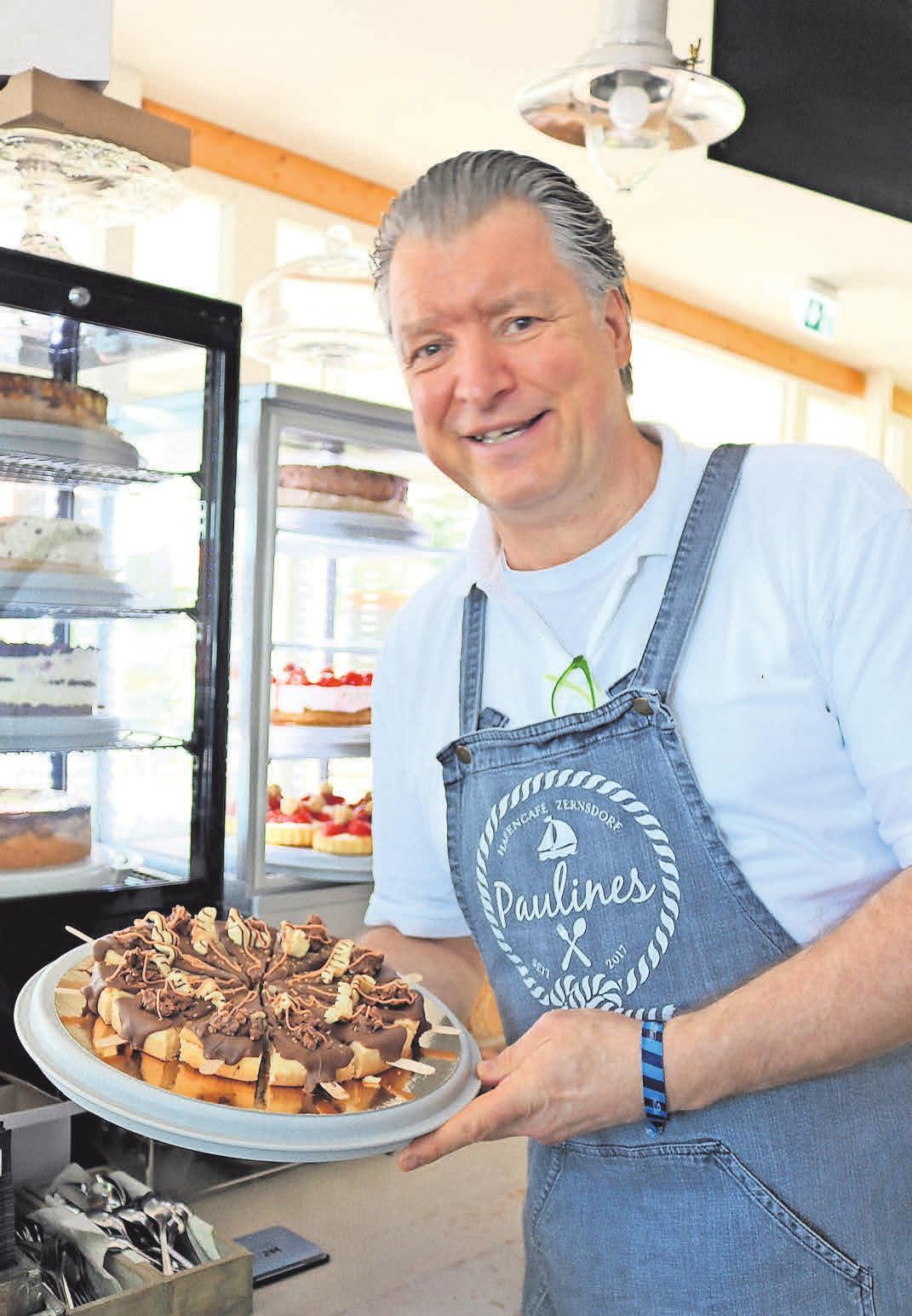 Käsekuchen am Stiel ist eine von Robert Lieskes Kreationen in Paulines Strandcafé in Zernsdorf. Käsekuchen am Stiel ist eine von Robert Lieskes Kreationen in Paulines Strandcafé in Zernsdorf.
