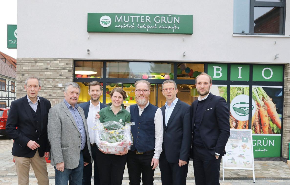 Von links: Thilo Kirsten (Verkehrsverein Vorsfelde live), Ortsbürgermeister Günter Lach, Dennis Weilmann (Dezernent für Wirtschaft, Digitales und Kultur), das Ehepaar Schubert (Inhaber Mutter Grün), Oberbürgermeister Klaus Mohrs, WMG-Geschäftsführer Jens Hofschröer. Foto: © www.photodesign-wolfsburg.de Von links: Thilo Kirsten (Verkehrsverein Vorsfelde live), Ortsbürgermeister Günter Lach, Dennis Weilmann (Dezernent für Wirtschaft, Digitales und Kultur), das Ehepaar Schubert (Inhaber Mutter Grün), Oberbürgermeister Klaus Mohrs, WMG-Geschäftsführer Jens Hofschröer. Foto: © www.photodesign-wolfsburg.de