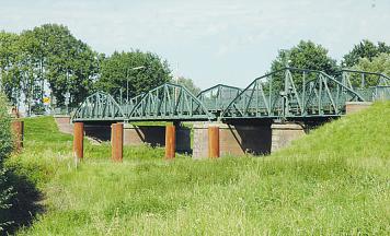 Die Drehbrücke über die Pinnau im Moorreger Ortsteil Klevendeich ist ein Kulturdenkmal