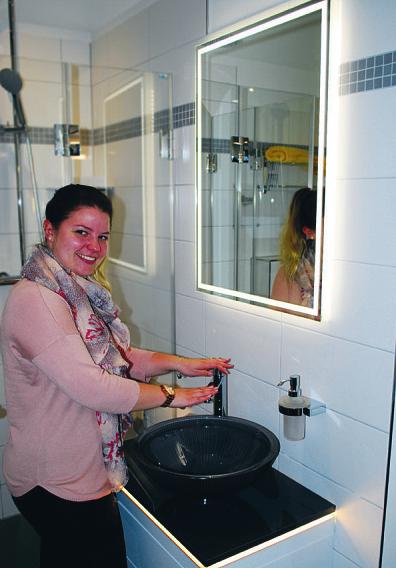 Messe-Hit und Trendsetter sind LED-Lichter im Bad: Badezimmer- Expertin Julia Schwabel führt uns eine Kombinationsmöglichkeit vor