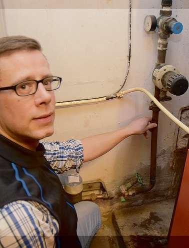 Gerrit Baum zeigt, dass in die Nähe der Wasseruhr in die Zuleitung ein kleines Wassermengenmessgerät eingebaut werden kann, das Leckagen im Haus bemerkt und das Wasser abstellt