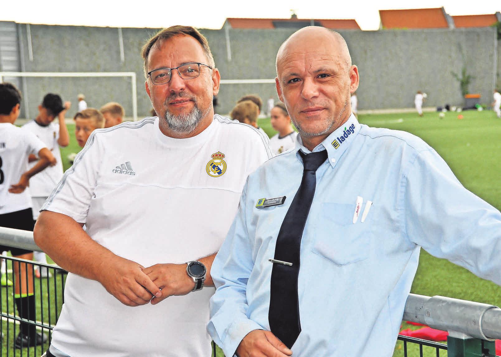 Jugendwart Stephan Fromm (links) und EDEKA-Ladage-Marktleiter Mirco Schilg freuen sich über den guten Abschluss der Fußballtage mit Real Madrid. Jugendwart Stephan Fromm (links) und EDEKA-Ladage-Marktleiter Mirco Schilg freuen sich über den guten Abschluss der Fußballtage mit Real Madrid.