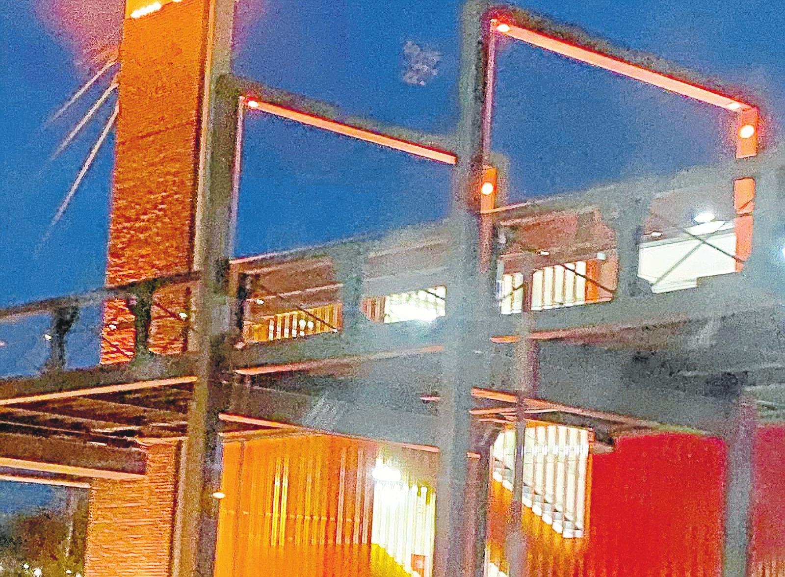 Aktion des ZONTA Clubs: Wichtige Gebäude werden in Orange gehüllt. Fotos: Hoyng-Plate