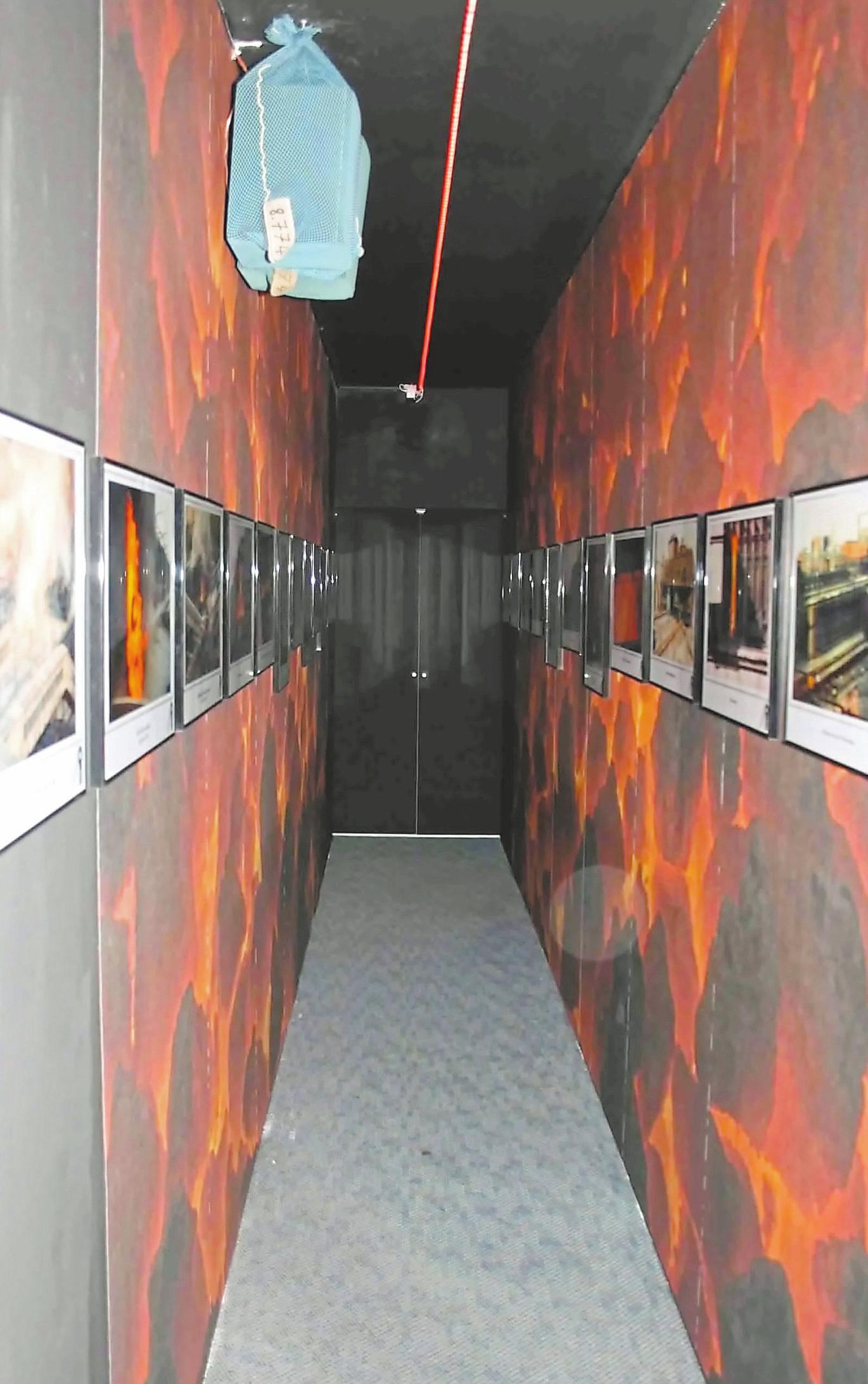 Der Mittelgang der Ausstellung ist dem Inneren eines Kokereiofens nachempfunden. Der Mittelgang der Ausstellung ist dem Inneren eines Kokereiofens nachempfunden.