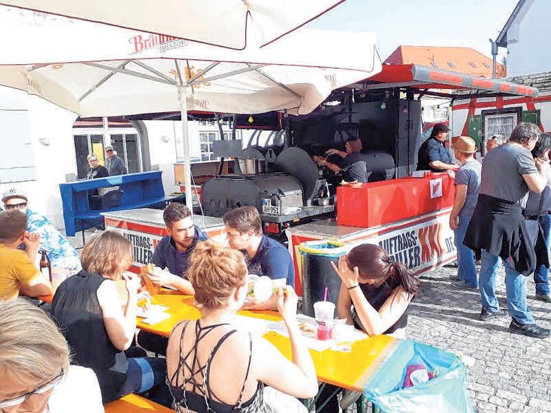 Zum ersten Mal findet das Beer-&-Food-Streetfoodfestival auf dem Ehinger Sternplatz statt. FOTOS: FRANZ FRICK Zum ersten Mal findet das Beer-&-Food-Streetfoodfestival auf dem Ehinger Sternplatz statt. FOTOS: FRANZ FRICK