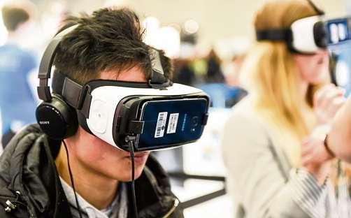 Ein Bild von der diesjährigen Messe Einstieg Hamburg im Februar: Dank VR-Technik können Berufsfelder mittlerweile auch virtuell erlebbar gemacht werden. Foto: Einstieg GmbH